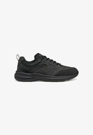 Scarpa sportiva nera con tomaia sintetica liscia, colletto imbottito, dettagli testurizzati e suola ammortizzata, caratterizzata da un design con lacci e un occhiello per il sollevamento.