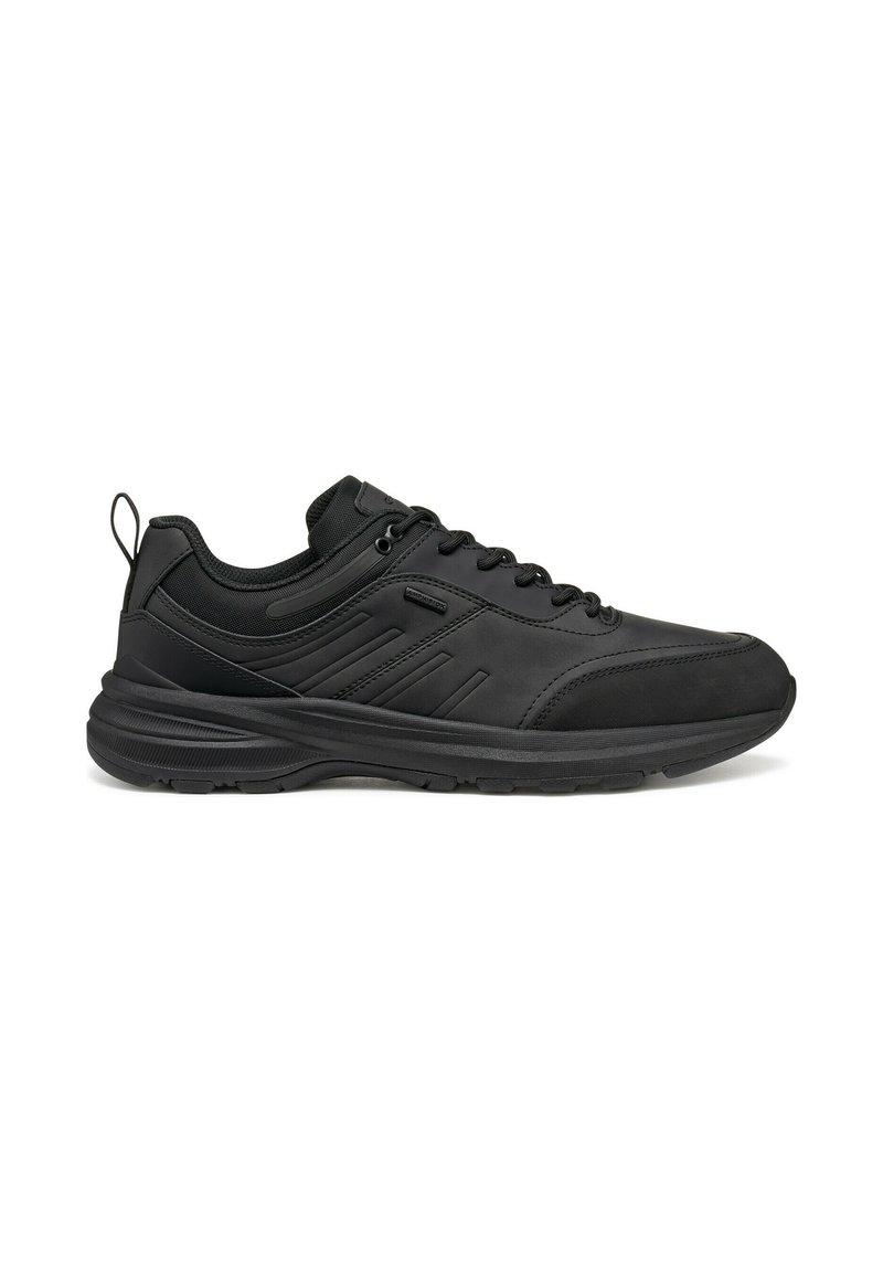 Scarpa sportiva nera con tomaia sintetica liscia, colletto imbottito, dettagli testurizzati e suola ammortizzata, caratterizzata da un design con lacci e un occhiello per il sollevamento.