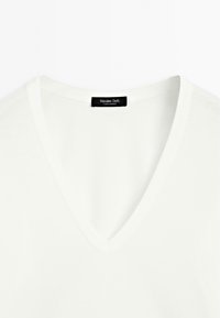 Witte katoenen V-hals T-shirt met een soepele textuur, voorzien van een zwart label met de merknaam "Massimo Dutti" in de hals.