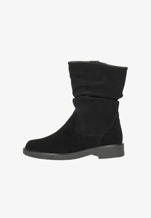 Zwarte enkelboot gemaakt van zachte suede. Heeft een slouchy ontwerp, platte zool en ronde neus. Eenvoudig en veelzijdig schoeisel.