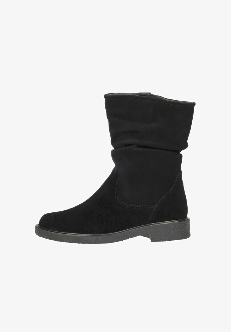 Zwarte enkelboot gemaakt van zachte suede. Heeft een slouchy ontwerp, platte zool en ronde neus. Eenvoudig en veelzijdig schoeisel.