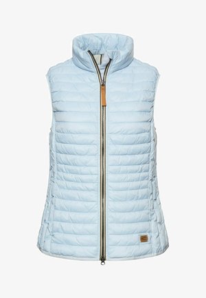 Jasnoniebieska ocieplana kamizelka z wysokim kołnierzem, poziomym pikowaniem, przednim zamkiem błyskawicznym oraz małą brązową naszywką z logo przy krawędzi.