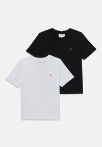 Deux t-shirts empilés, l'un blanc et l'autre noir, tous deux en coton. Chacun présente un petit logo orange "II" sur la poitrine gauche.