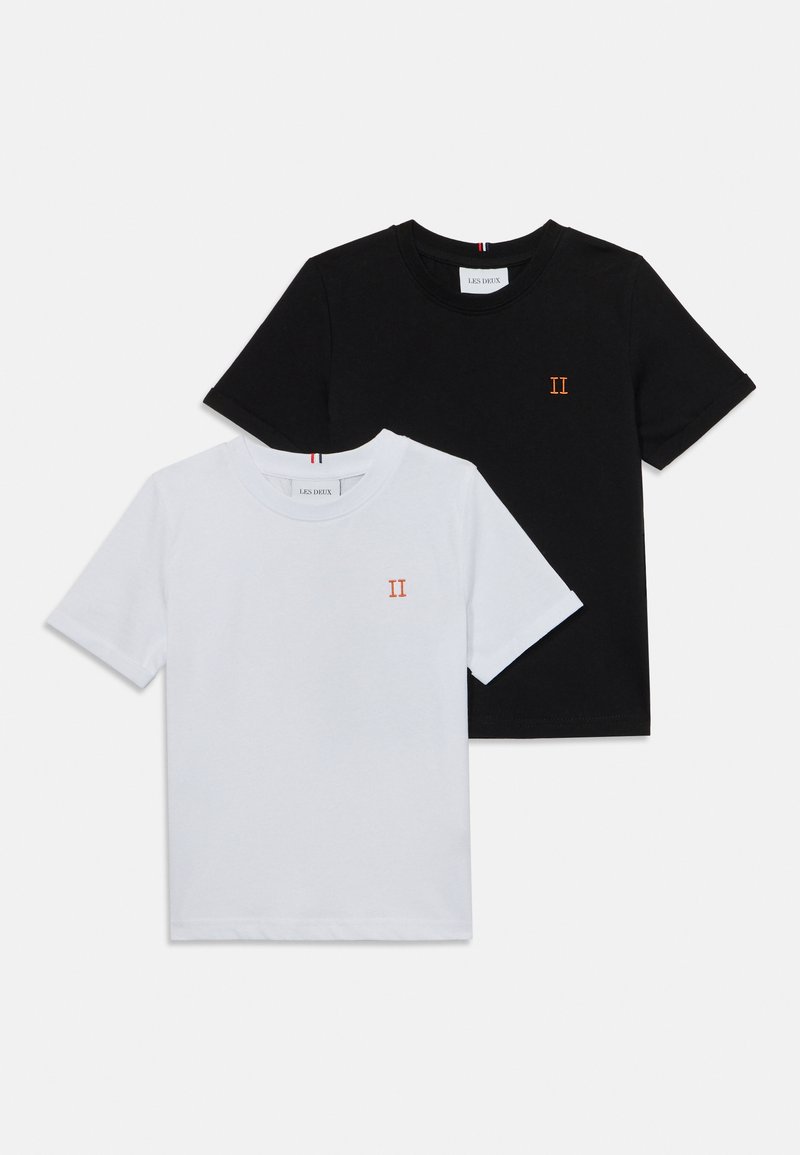 Deux t-shirts empilés, l'un blanc et l'autre noir, tous deux en coton. Chacun présente un petit logo orange "II" sur la poitrine gauche.