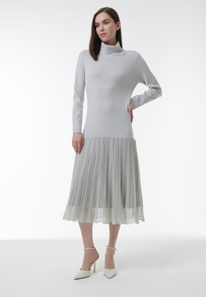 HIGH-NECK - Strickkleid - silver