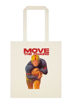 Fodboldspiller i vintageuniform, der holder bold, under fed rød tekst "MOVE THE CHAINS" på en enkel mulepose.