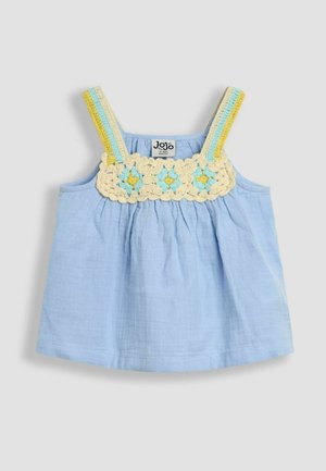 Lyseblå ærmeløs top med en samlet design, der har en hæklet detalje i creme, gul og lyseblå på stropperne.