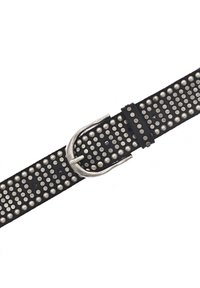 Zwarte leren riem met zilveren studs in een rasterpatroon, voorzien van een metalen gesp en een gladde textuur, ontworpen voor duurzaamheid en stijl.