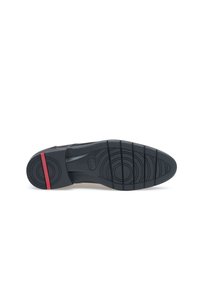 Suola di scarpa in gomma nera con motivi circolari, scanalature orizzontali e un accento rosso. Design piatto, texture liscia e sezione posteriore rinforzata.