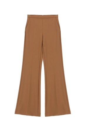 Pantaloni larghi marroni realizzati in tessuto morbido, con una texture liscia, tasche laterali e una chiusura con zip nascosta sul retro.