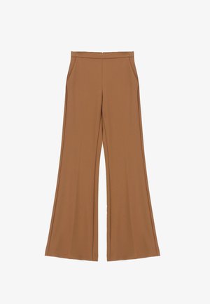 Pantaloni larghi marroni realizzati in tessuto morbido, con una texture liscia, tasche laterali e una chiusura con zip nascosta sul retro.