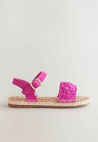 Rosa espadrille sandal med en vävd rem och spänne, med en texturerad virkdetalj på ovansidan och en platt jutesula.