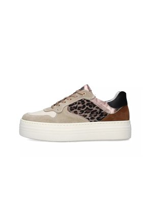 Sneaker plateforme beige avec des accents en daim à motif léopard, des détails métalliques et un talon noir lisse. Comprend des lacets ronds et une semelle texturée.