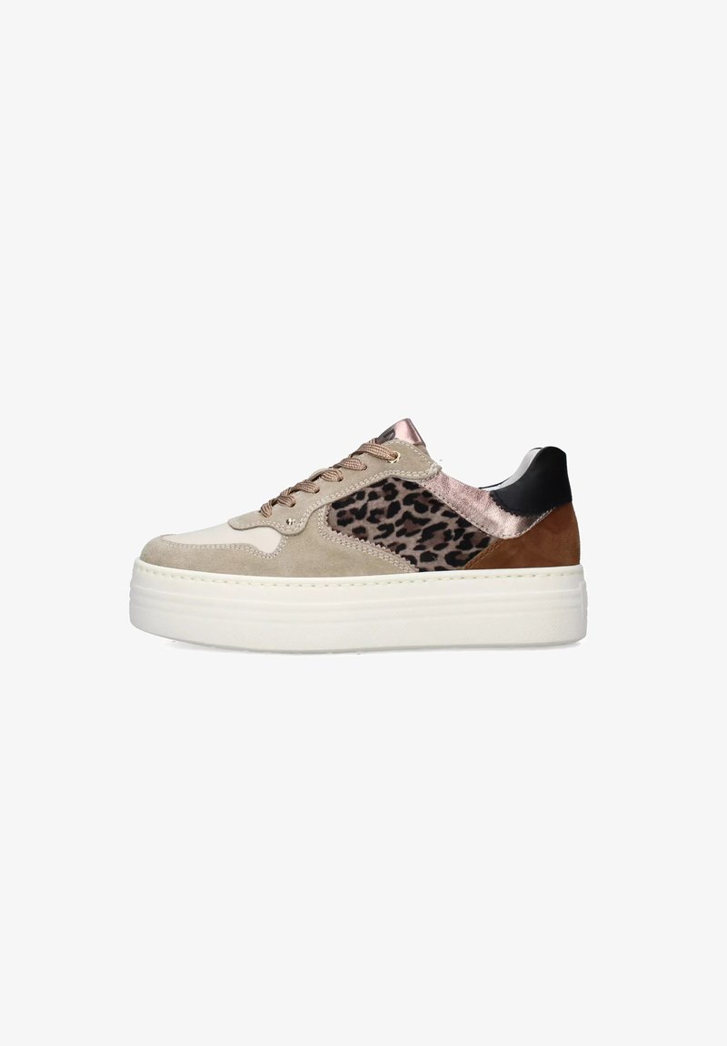 Sneaker plateforme beige avec des accents en daim à motif léopard, des détails métalliques et un talon noir lisse. Comprend des lacets ronds et une semelle texturée.