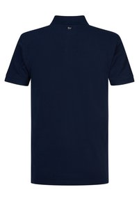 Tummansininen puuvillapolo paita, jossa on ribbetty kaulus, lyhyet hihat ja suora helma. Selkäpuolella on brändin tagi kauluksessa.