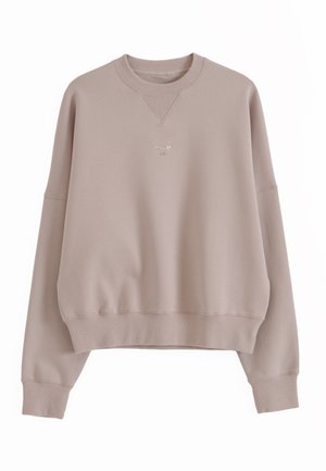 Sudadera beige con cuello redondo, mangas largas, puños y dobladillo acanalados, y pequeño logo en relieve centrado en el pecho.