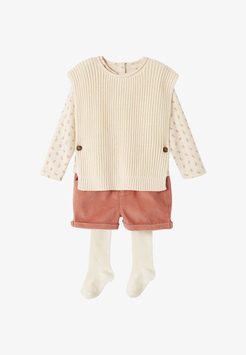 Beige gerippter Pullover mit Holzknopf, langärmliges Blumenshirt, rosa Cordshorts und cremefarbene Strumpfhosen. Geeignet für Kinder.