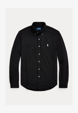 Svart skjorte med lange ermer, laget av et glatt stoff, med en liten hvit polo-logo på brystet og avrundet kant.