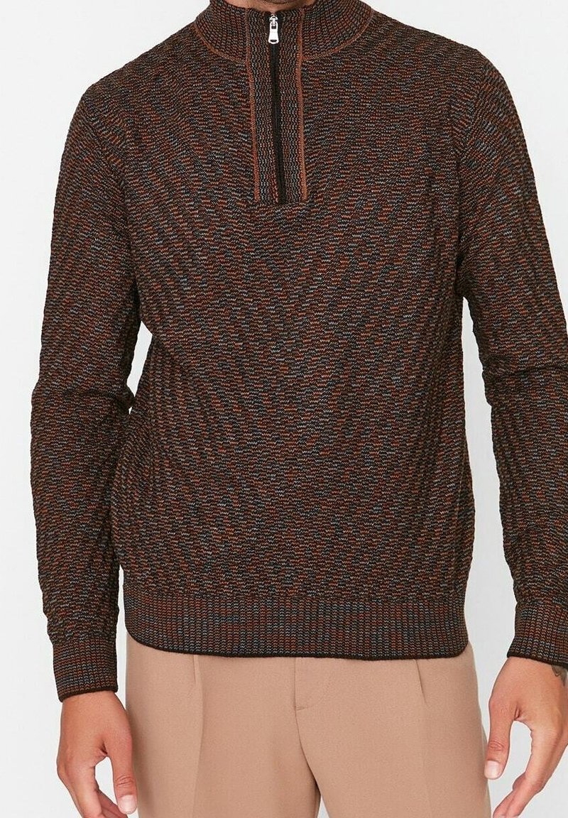 Strick-Sweatshirt mit Reißverschluss in Braun mit strukturiertem Muster und kontrastierenden orangen und blauen Sprenkeln; verfügt über einen hohen Kragen sowie gerippte Bündchen und Saum.