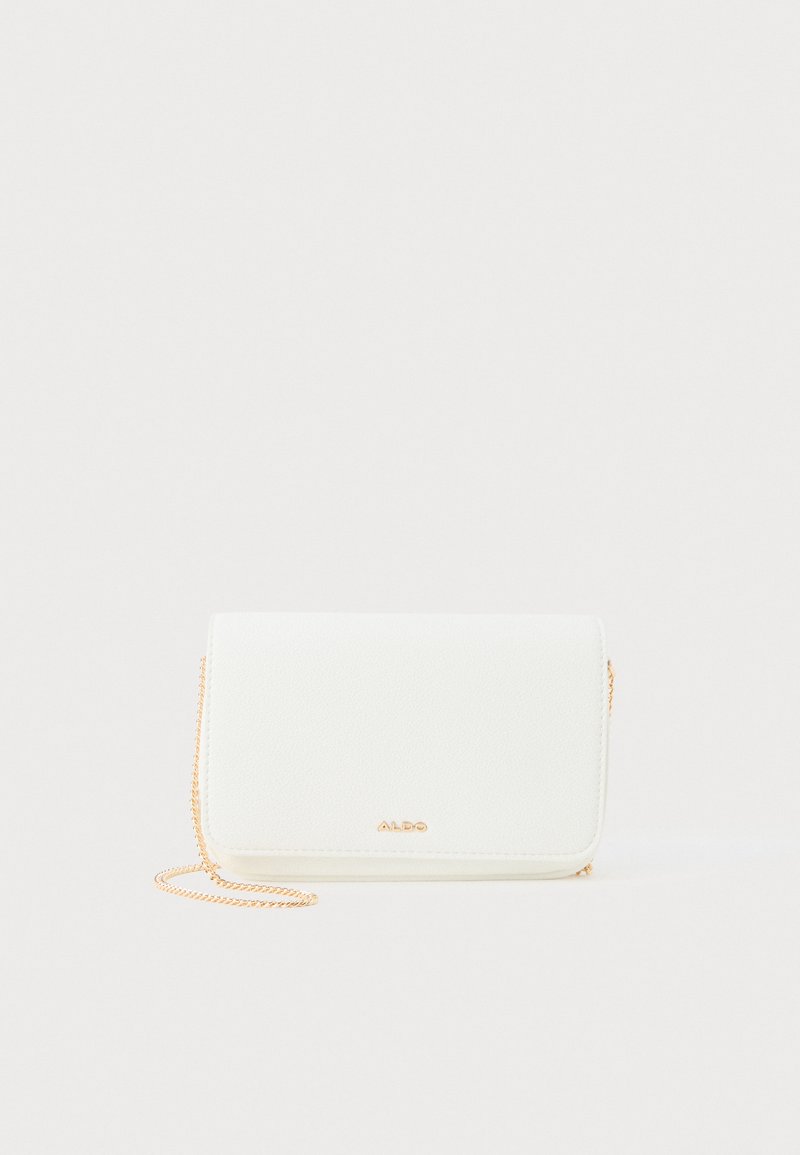 Borsa a tracolla in ecopelle bianca con tracolla in catena dorata, forma rettangolare, texture liscia e dettaglio del logo impresso sul fronte.