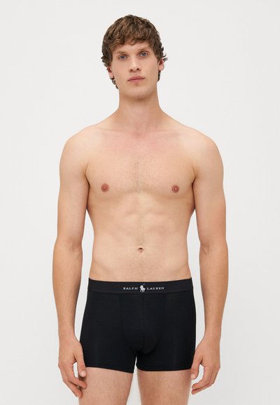Boxer briefs pretos em algodão com cintura elástica com marca. Design ajustado, textura suave, sem padrões, estilo minimalista.
