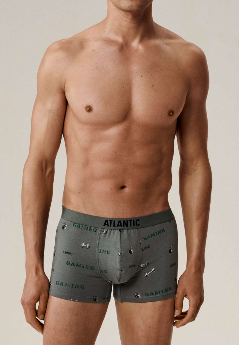 Szare bokserki o dopasowanym kroju, z nadrukowanym wzorem związanym z grami oraz czarnym elastycznym paskiem.