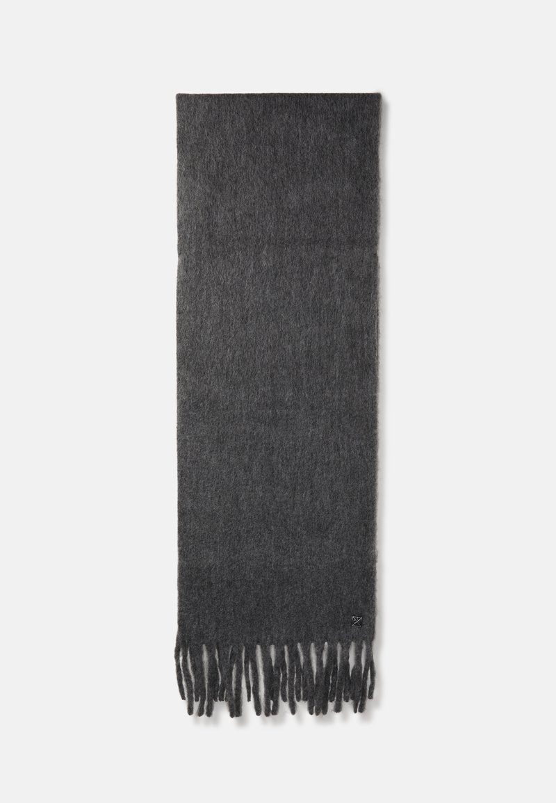 Écharpe gris foncé en matériau doux ; présente des extrémités frangées et une texture subtile. Un logo est visible près du bord inférieur.