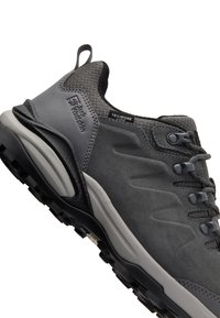Graue Wanderschuhe mit Obermaterial aus Wildleder und Mesh, strukturiertem Oberflächenmaterial und einer schwarzen Gummisohle. Verfügt über ein Schnürsystem und eine Lasche an der Ferse.