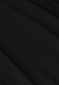 Tissu noir avec une texture lisse et un motif côtelé fin. Le matériau semble avoir un léger éclat brillant.