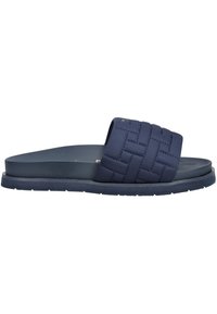 Marineblauwe instapsandaal met een geweven stoffen band, platte zool en een gestructureerde rubberen loopzool. Ontworpen voor comfort en casual gebruik.