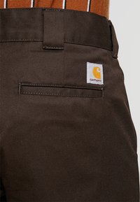 Carhartt WIP MASTER PANT ciemnobrązowy