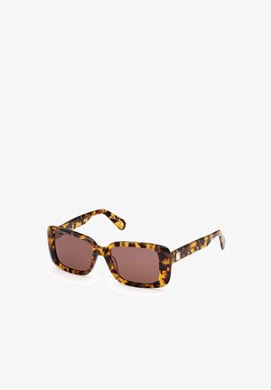 Gafas de sol rectangulares con montura carey, lentes marrones oscuras y monturas gruesas con estampado, mostradas en un ligero ángulo sobre un fondo blanco.