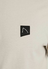 CHASIN' BRETT - T-shirt - bas - light grey