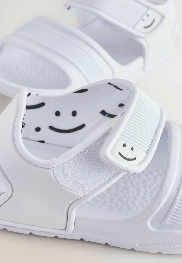 YOUNGER – Badesandale