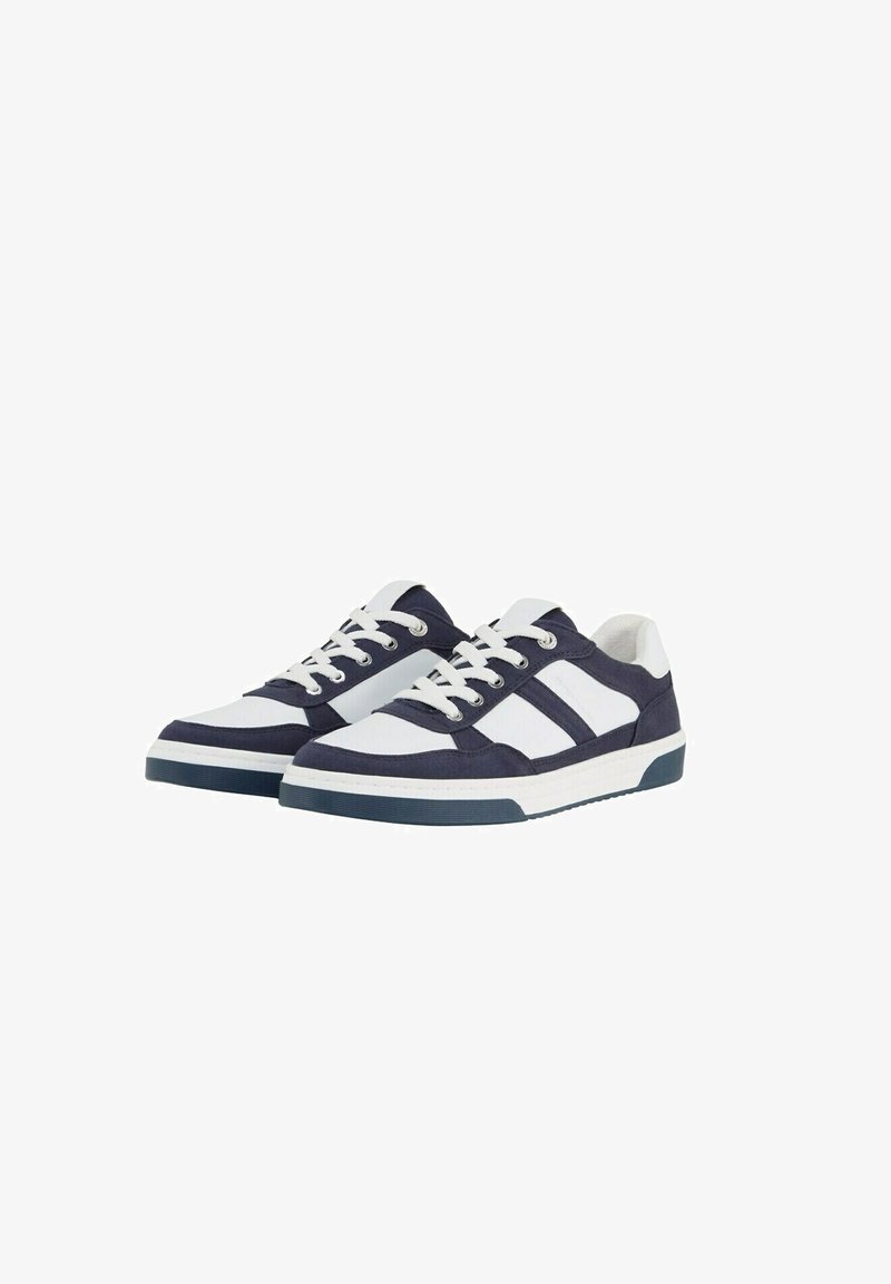 Sneakers in canvas navy e bianco con design a punta bassa, dotati di chiusura con lacci, suole in gomma e accenti a strisce in contrasto.