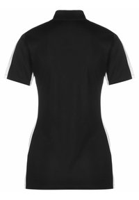 Schwarzes Poloshirt mit kurzen Ärmeln, ausgestattet mit weißen Seitenstreifen und einem Kragen. Glatter Stoff, schlanke Passform.