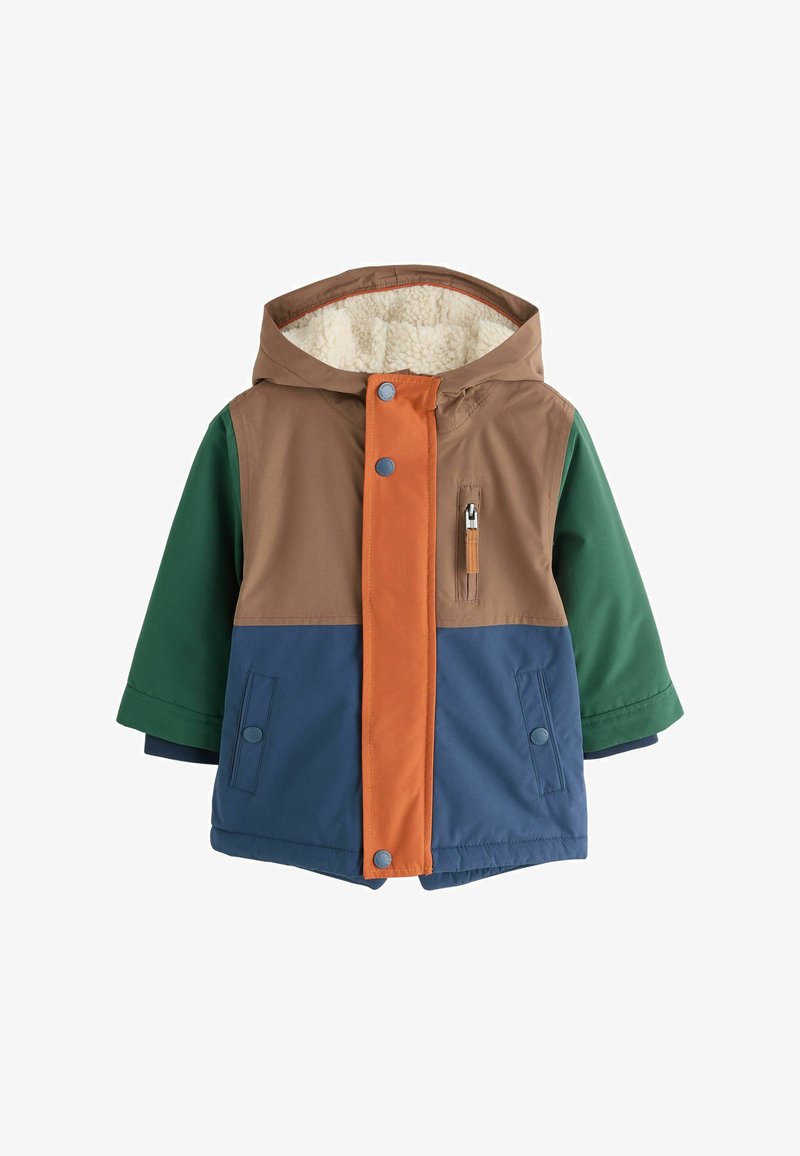 Chaqueta para niños con bloques de color, mangas verdes, parte superior marrón, parte inferior azul, tapeta frontal naranja, capucha y bolsillo en el pecho con cremallera.