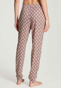 Lichte, gemusterde broeken in mauve met een diamanten patroon en een elastische tailleband. Tapse pijpen met een zachte textuur voor comfort.