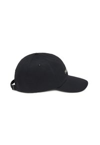 Casquette de baseball noire à visière courbée, fabriquée en coton. Elle possède une sangle ajustable à l'arrière et un logo brodé subtil à l'avant.
