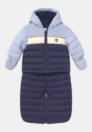Granatowo-niebieski ocieplany kombinezon zimowy dla malucha z kapturem, rękawiczkami przymocowanymi do rękawów i zamkiem błyskawicznym z przodu.