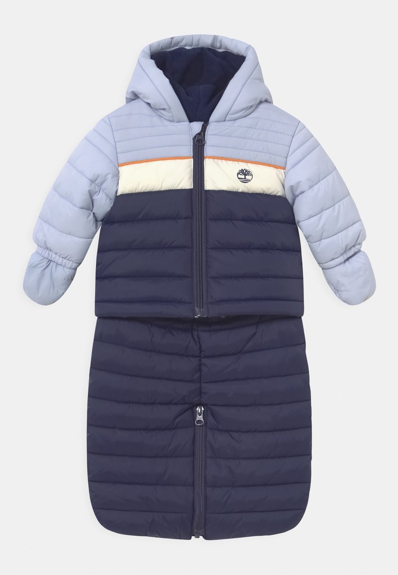 Combinaison d'hiver matelassée pour tout-petit, en bleu marine et bleu clair, avec capuche, moufles attachées aux manches et fermeture éclair à l'avant.