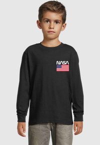 Schwarzes Langarmshirt mit weißem "NASA"-Text und einer kleinen amerikanischen Flagge auf der linken Brust. Aus Baumwolle, lässige Passform.