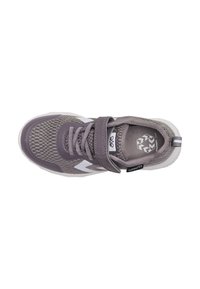 Grauer Sportschuh mit atmungsaktivem Mesh-Obermaterial, verstellbarem Klettverschluss, weißen Akzenten und strukturiertem Sohle für besseren Halt.
