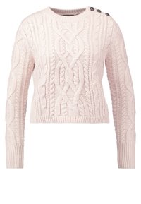 Pull en maille torsadée rose clair, avec un col rond et des manches longues. Détail de boutons sur une épaule et ourlet côtelé.