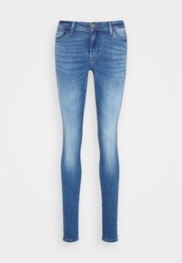 Jeans ajustados en denim azul claro, con un diseño de cinco bolsillos, textura desgastada y acabados ligeramente rasgados en las rodillas.