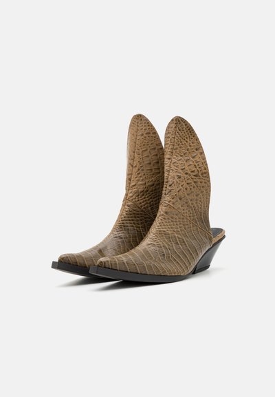 GmbH NAIMA KITTEN HALF BOOTIE CROC EMBOSSED - Cowboy-/Bikerstiefelette - brown