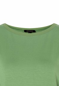 Grünes kurzärmliges Oberteil aus weichem, glattem Stoff mit einem runden Ausschnitt und einem einfachen, einfarbigen Design. Keine Muster oder Akzente vorhanden.