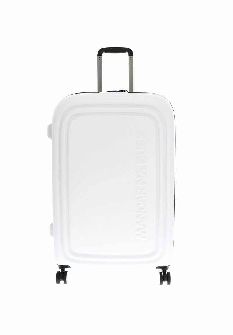 Valise rigide blanche au design minimaliste, équipée de roues noires, d'une poignée télescopique et du nom de la marque en relief sur le devant.