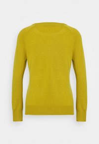 Żółty sweter z okrągłym dekoltem i długimi rękawami, wykonany z miękkiego materiału. Posiada żebrowany dekolt i mankiety, gładką fakturę oraz dopasowany krój.