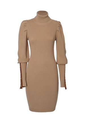 Gebreide jurk in beige met een hoge hals, pofmouwen en een getailleerd ontwerp. De mouwen hebben bruine tekstdetails langs de randen.